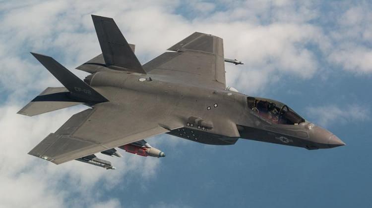 <p>F-35 ise çok daha pahalı olmasına karşın günümüz dünyası için oldukça yeni teknolojiler içermekte, kullanıcısına müthiş imkanlar sağlamaktadır. Düşük görünürlük özelliği ile düşman radarları tarafından belli bir mesafeye kadar tespit edilememesi sayesinde sahibine düşman topraklarının içlerine sızma kabiliyeti kazandırıyor olması oldukça stratejik bir yetenektir.</p>
