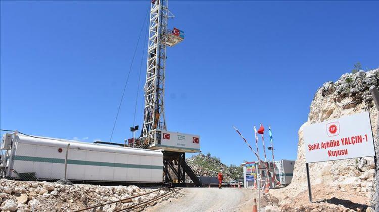 <p>Türkiye Petrolleri Anonim Ortaklığı (TPAO), 2022'de sondaj çalışmalarına başladığı Şırnak'taki 1850 rakımlı Gabar-Cudi Dağı bölgesinde, 2023'te petrol buldu. Başkan Erdoğan'ın geçen nisanda müjdesini verdiği Cudi-Gabar Şehit Aybüke Yalçın-1 sahası ile Şehit Astsubay Üstçavuş Esma Çevik Petrol Sahası'nda, 30 kuyuda günlük üretim 35 bin varile ulaştı.</p>
