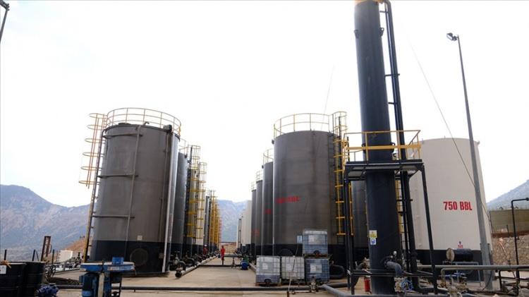 <p>Sabah'ın haberine göre, Bu iki noktada da petrol müjdesinin an meselesi olduğu belirtilirken, 2024 yılı sonuna kadar bölgedeki kuyu sayısının 100'e, günlük üretimin ise 100 bin varile çıkarılması hedefleniyor.</p>
