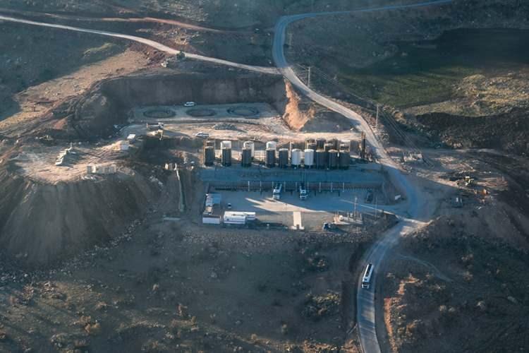 <p>Berat Albayrak'ın, Enerji ve Tabii Bakanı olduğu dönemde başlatılan milli enerji hamlesi çerçevesinde, TPAO'nun milli imkânlarla Türkiye'yi enerjide bağımsız hale getirmek için yürüttüğü öz verili çalışmaları sonucu, Şırnak'ın ardından Diyarbakır, Siirt, Van, Mardin ve Batman'da da yeni alanlarda petrol arama çalışmaları başlatıldı.</p>