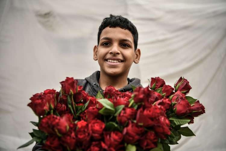 <p>Sınırdaki çadırlarda yaşayan ailelerden birinin çocuğu olan Gazzeli Kasım (13) ise tüm vatandaşların yüzünü güldürdü. </p>
