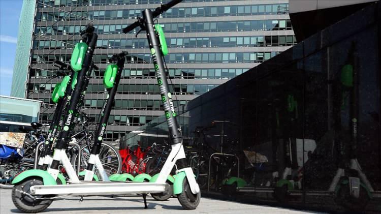 <p>Fosil yakıt tüketimini azaltmak için üretilen elektrikli arabalar, bisikletler, scooterlar ve toplu taşıma araçları üzerine teknolojik geliştirmeler devam edecek ve pazar payları artacak.</p>