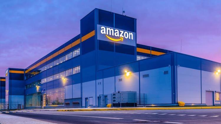 <p><span style="color:#B22222"><strong>2) AMAZON</strong></span></p>
<p> </p>
<p>ABD’li perakende devi Amazon’un, Prime Video ve Amazon MGM Studios birimlerinde yüzlerce çalışanının işine son vereceği bildirildi.</p>
<p> </p>
<p>Prime Video ve Amazon MGM Studios’un Kıdemli Başkan Yardımcısı Mike Hopkins, çalışanlarına gönderdiği notta, sektörün hızla gelişmeye devam ettiğine işaret ederek, uzun vadeli başarı için yatırımlara öncelik vermenin önemine dikkati çekti.</p>
<p> </p>
<p>Hopkins, yatırımları artırırken, belirli alanlardaki yatırımları azaltma veya durdurma fırsatlarını da belirlediklerini ifade ederek, bu kararların sonucunda Prime Video ve Amazon MGM Studios organizasyonundaki yüzlerce çalışanın işine son verileceğini aktardı.</p>