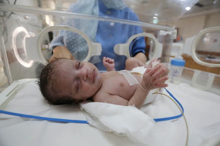 <p>İsrail ordusunun havadan, denizden ve karadan düzenlediği yoğun bombardımanı sonucu bebek bekleyen anne adayı hayatını kaybetti.</p>

