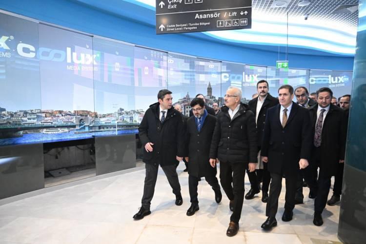<p>Uraloğlu, hattın, "en"lerin ve "ilk"lerin projesi olduğuna işaret ederek, şunları kaydetti:</p>
<p> </p>
<p>"İlk olarak, 37,5 kilometreyle tek parça ihale edilen en uzun metro oldu. Türkiye'de ilk defa bir metro projesinde 10 tünel delme makinesi aynı anda kullanıldı. Çok başarılı şekilde icra edilen kazı operasyonlarında gösterilen özen, bu çaptaki makineler arasındaki kazı hızında dünya rekorlarını doğurdu. Tünel delme makinesi ilerlemelerinde, günde 64,5, haftada 333 ve ayda 1233 metreyle kazı rekorları kırdık. Saatte 120 kilometre hızla Türkiye'nin en hızlı metro araçları da bu hattımızda kullanılıyor. Yine ilk defa yerli ve milli imkanlarla Bakanlığımızca desteklenen bir projeyle ASELSAN'la işbirliği içinde TÜBİTAK tarafından geliştirilen sinyalizasyon sistemini bu metro hattımızda kullandık."</p>
