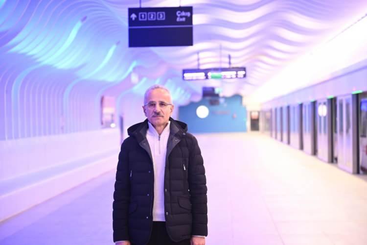 <p>Uraloğlu, tamamlanan projeyle, seyahat sürelerinin Gayrettepe-İstanbul Havalimanı için 30 dakika, Göktürk-Mahmutbey için 38 dakika, Tekstilkent-İstanbul Havalimanı için 45 dakika, Taksim-İstanbul Havalimanı için 41 dakika, Taksim-Göktürk için 26 dakika ve 4. Levent-İstanbul Havalimanı için ise 35 dakika olacağını belirtti.</p>
