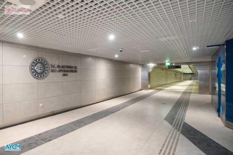 <p>Gayrettepe-Kağıthane Metro Hattı'nın 9. ve son istasyonunun Kağıthane-Gayrettepe güzergahı olduğunu belirten Uraloğlu, "29 Ocak Pazartesi günü Cumhurbaşkanımız Recep Tayyip Erdoğan'ın katılımlarıyla hattımızı İstanbullu vatandaşlarımızın hizmetine açacağız. Gayrettepe-Kağıthane Metro Hattı'nın 3,5 kilometre uzunluğundaki Gayrettepe-Kağıthane etabında tamamlanan çalışmalarla, hat uzunluğumuz 37,5 kilometreye çıkıyor." ifadesini kullandı.</p>