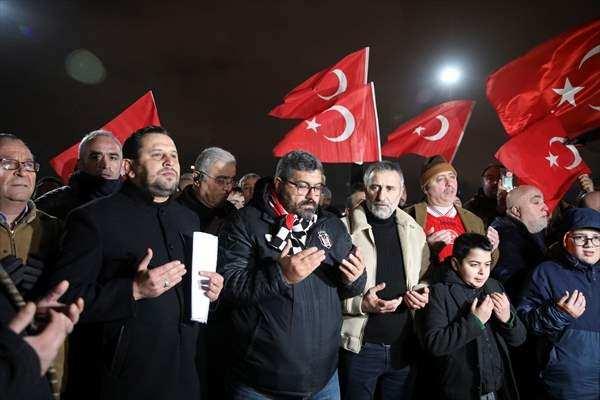 <p>Taksiciler olarak vatan millet konusunda bir bütün olduklarını dile getiren Dündar, "Bu zor günleri vatan ve millet için omuz omuza vererek, birlik ve beraberlik içinde, birbirimize güvenerek atlatacağız. </p>