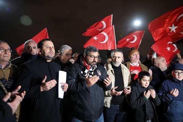 <p>Taksiciler olarak vatan millet konusunda bir bütün olduklarını dile getiren Dündar, "Bu zor günleri vatan ve millet için omuz omuza vererek, birlik ve beraberlik içinde, birbirimize güvenerek atlatacağız. </p>
