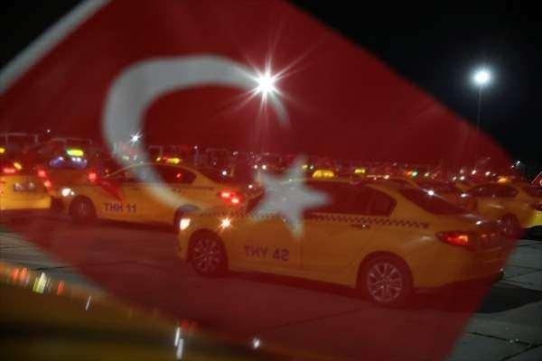 <p>Açıklamanın ardından taksi şoförleri, araçlarıyla ay yıldız şekli yaptı.</p>
<p> </p>
