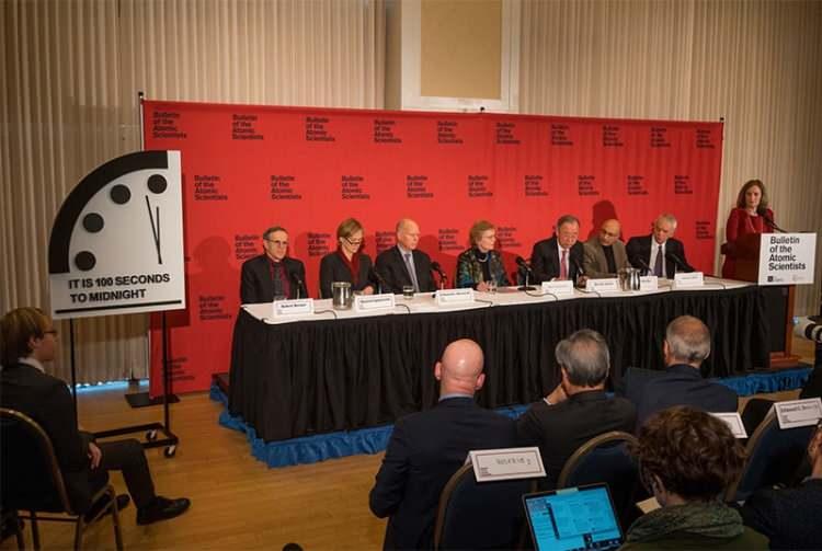 <p>Saat, merkezi Chicago'da bulunan ve akademik bir dergi yayınlayan kar amacı gütmeyen bir kuruluş olan Bulletin of the Atomic Scientists tarafından belirlenmektedir.</p>