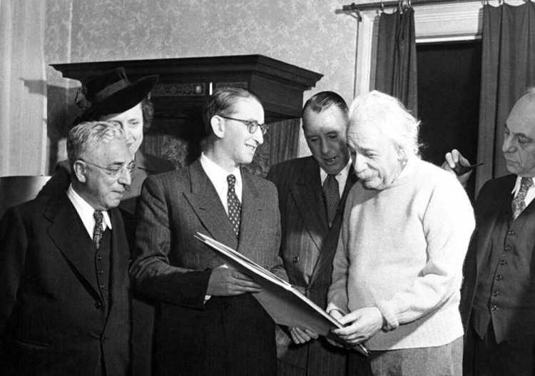 <p><span style="color:#B22222"><strong>EINSTEIN VE ARKADAŞLARI TARAFINDAN KURULDU</strong></span></p>
<p> </p>
<p>Öte yandan, Bulletin of Atomic Sciencists adlı kurum 1945 yılında Albert Einstein, J. Robert Oppenheimer ve ilk nükleer silahları üreten Manhattan Projesi'nde çalışan diğer bilim insanları tarafından kuruldu. 1947'de felakete karşı küresel savunmasızlığı simgeleyen Kıyamet Günü Saati fikri hayata geçirildi.</p>
<p> </p>
<p>Saat 1947 yılında gece yarısına 7 dakikayı gösteriyordu ve 2007 yılına kadar 18 kez değiştirildi.</p>