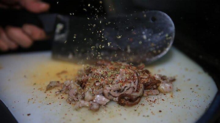 <p>ABD'deki Victoria Üniversitesi'nde görevli akademisyenler tarafından yapılan bir araştırmada, bir kişinin yeme-içme faaliyetinden kaynaklı yıllık mikroplastik tüketiminin yaşa ve cinsiyete bağlı olarak 39 bin ila 52 bin parçacık arasında olduğu saptandı.</p>
<p> </p>