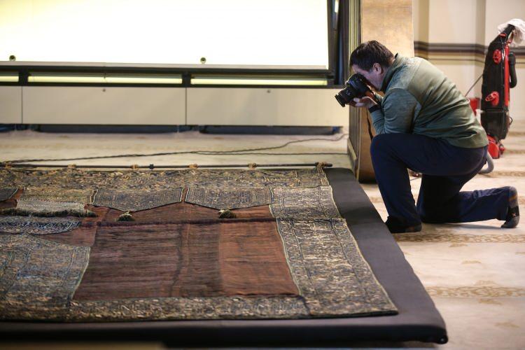 <p>Bursa Ulu Cami Onarım Donatım ve Bakım Derneği Başkanı Hilmi Şanlı, altın işlemeli püsküllerin çalındığına ilişkin sosyal medyada ve bazı basın yayın organlarında çıkan iddiaların gerçekleri yansıtmadığını söyledi.</p>