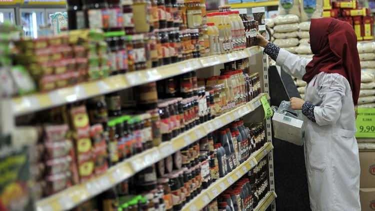 <p>Zincir marketlerindeki etiket değiştirme mesailerini değerlendiren </p>

<p>Tüketici Konfederasyonu (TUKONFED) Hukuk Komisyonu Üyesi Dr. Mücahit Saraçlı, "Bildiğiniz gibi yılbaşı öncesinde asgari ücrette beklenilen bir artış vardı. Bu artışın yüksek olacağı söylentisiyle birlikte hemen etiketlerde bir değişmeler oldu. Bu rakam açıklandıktan sonra, yılbaşı akşamı dahi birçok marketlerde gece yarılarına kadar maalesef ki etiketler değişti. Yılbaşından sonra memur maaşlarındaki söylentiyle birlikte etiketler tekrar değişti. Son olarak emeklilere yapılacak olan maaş artışıyla birlikte yeniden etiket değişimi, artık bu bir yerden sonrasında gerçekten tüketicinin ceplerinden ellerini çekmeleri gerekiyor. Zincir market dediklerimiz aslına bakarsanız binlerce şubeye sahip olan büyük işletmeler, bunlar temelinde kamu hizmeti vermekteler. Yani tüketim malları için halka, tüketiciye hizmet veriyorlar" dedi.</p>
