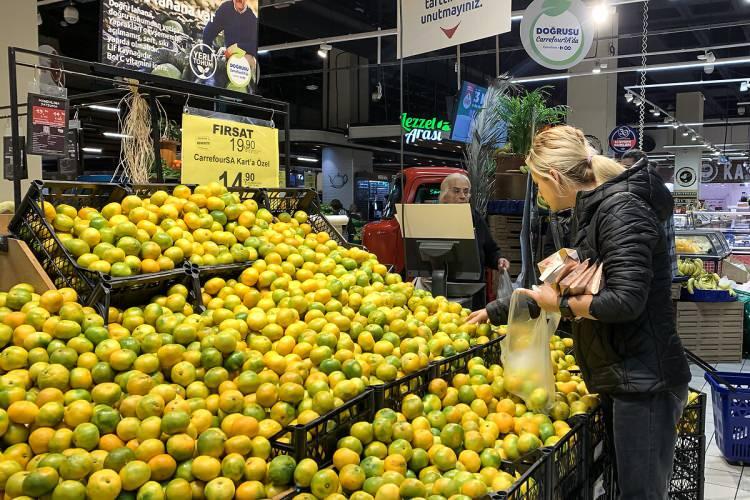 <p>Zincir marketler ile bu konu görüşüldüğünde, 'Yüzde 25'lik kar marjımız var, biz onu uyguluyoruz' cevabını aldıklarını söyleyen Mücahit Saraçlı, "Yüzde 25'lik kar marjı var ama bu stok değerlendirmelerinde, ellerinde ki stokları sürekli fiyat değiştirerek arttırdıklarında da haksız uygulamalar yapıyorlar. Tüketicilerin burada çok dikkat etmeleri gereken önemli bir nokta var. Alacağı ürünün etiketine çok dikkatli bakacak, üzerinde ki fiyat değişim tarihi yazıyordur; eğer birkaç gün öncesinin tarihi varsa bunun fotoğrafını çekecek ve almış olduğu ürünün fişiyle birlikte internet üzerinden Ticaret Bakanlığı'nın Haksız Fiyat Uygulamaları merkezine de şikayet edebilirler ama internet üzerinden uğraşmak istemiyorlarsa '175 Alo Tüketici Hakları' hattına 7 gün 24 saat müracaat ederek şikayetlerini yapabilirler" ifadelerini kullandı.</p>