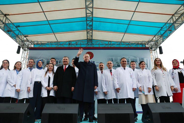 <p>Cumhurbaşkanı Recep Tayyip Erdoğan, İzmir Şehir Hastanesi ve Bağlantı Yolları Açılış Töreni'ne katıldı.</p>