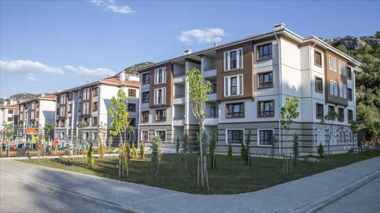 <p>100 bin sosyal konut üreterek bunları düşük fiyatla kiralacağız. Bu projelerimizden 39 ilçemiz de yararlanacak. Konutlar kesinlikle satılmanayacak. İhtiyaç sahiplerine kiralacanak. Böylece yüksek kira fiyat artışlarına karşı düşük gelirleri koruyacağız.</p>