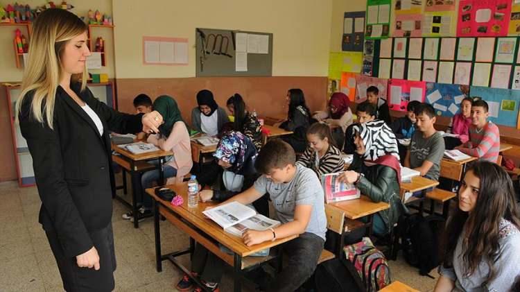 <p>İhtiyaç sahibi üniversite öğrencilerimize aylık 10 bin lira eğitim bursu vereceğiz.<br />
</p>