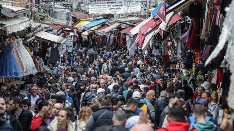 <p>Mirasını geleceğe taşıyan bir İstanbul vadediyoruz. Bağrında 37 bin tarihi değeri saklayan İstanbulumuzu yeniden dünyanın cazibe merkezi yapacağız.<br />
<br />
Eminönü-Sirkeci sahil bandımızı düzenleyeceğiz. Tüm sokakları ve meydanları yeniden ele alacağız. Gece gündüz yaşayan bir gezinti yolu haline gelecek.</p>
<p>Fatih Camisi çevresini yeniden tasarlayacağız. Tüm bu bölgeye yayılan yürüyüş ve bisiklet yollarını, peyzaj uygulamalarını hayata geçiriyor olacağız. Fatih’in emanetine sahip çıkacağız.<br />
<br />
Her gün milyonları ağırlayan Sultanahmet Süleymaniye Camisi çevresindeki yapılarda kapsamlı bir çevre düzenlemesi yapacağız.<br />
<br />
Sirkeci Tren Garı’nda ray sistemi kaldırılmadan yapılacak tematik düzenlemeyle hazinemizin yaşayan bir parçası haline gelecek.<br />
<br />
Millet Caddesi ve Ordu Caddesi’nde de düzenlemeler yapılacak.</p>
<p>Meydanlarımızı ihmal etmeyeceğiz. Bundan önce 40 ilimizde projelerimizi yaptık. İstanbul’un tüm meydanlarını ihya edeceğimizin sözünü veriyoruz.</p>