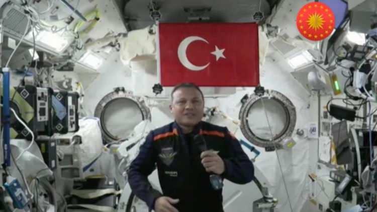 <p>Türkiye'nin uzay alanında yaptığı çalışmalar ve ilk astronot Alper Gezeravcı'nın Uluslararası Uzay İstasyonu'na çıkması ise yurt dışındaki Türk bilim insanlarının yüzünü yeniden ülkeye çevirmesine neden oldu.</p>
