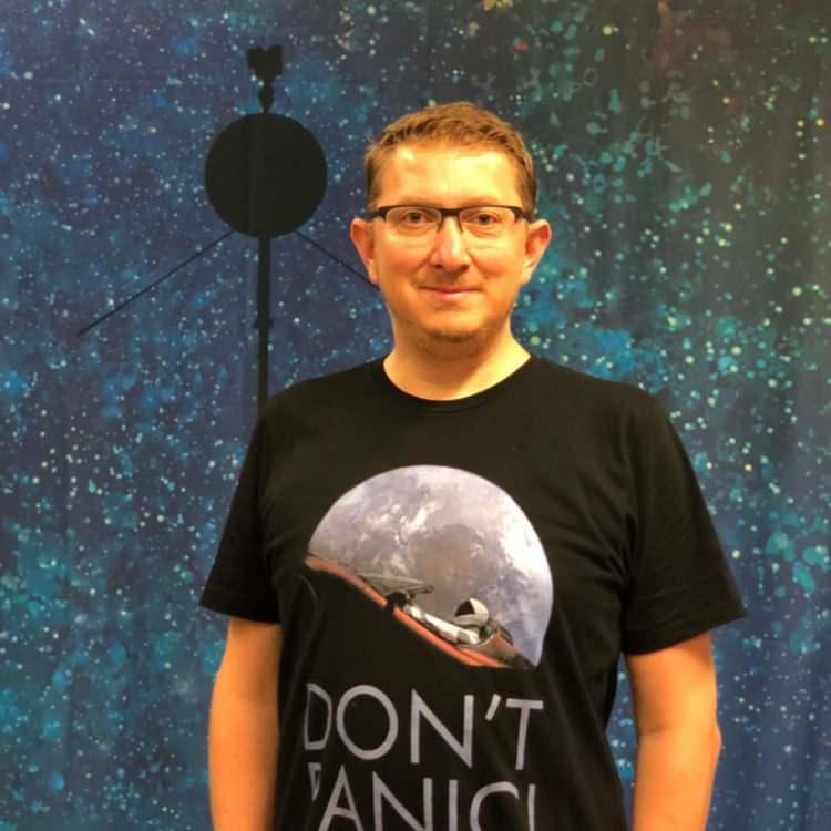 <p>Son 21 yıldır ABD'de yaşamasına rağmen aslında ülkesinden hiç ayrılmadığını belirten Yıldız, "Ülkemde uzay bilincini daha da artırmak için ya sürekli git-gel yaparak veya online yüzlerce e-konferanslar vererek yüzbinlerce öğrenciyle bire bir yazışma konuşma fırsatı buldum. Küçük de olsa katkım olan binlerce öğrenci, motive olup bilimsel veya teknik alanlara yöneldiler. Daha da fazlasını yapmak istiyorum. Ülkemde uzay ve bilim konularında yapacak çok fazla iş var. Hep beraberce yapmak ümidiyle, yepyeni başlangıçlara" dedi.</p>