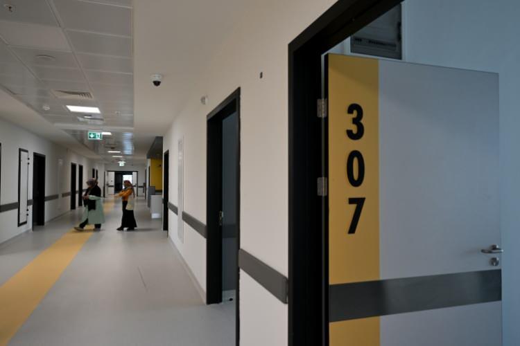 <p>İçerisinde banyo ve tuvaleti bulunan odalardan 973'ü ise tek kişilik olarak hazırlandı.</p>
<p>Hastanede ayrıca 337'si poliklinik, 5'i müdahale ve 68'i de destek olmak üzere toplam 456 oda ile ayaktan hasta hizmeti sunuluyor.</p>