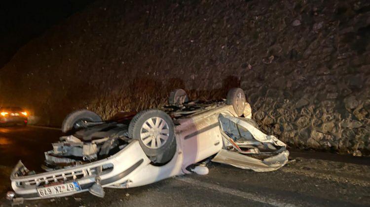 <p>İhbar üzerine gelen sağlık ekipleri, otomobilde bulunan Sedat Ermiş (<strong>45</strong>) ve Özkan Eliusta'nın (<strong>41</strong>) kaza yerinde hayatını kaybettiğini belirledi.</p>
