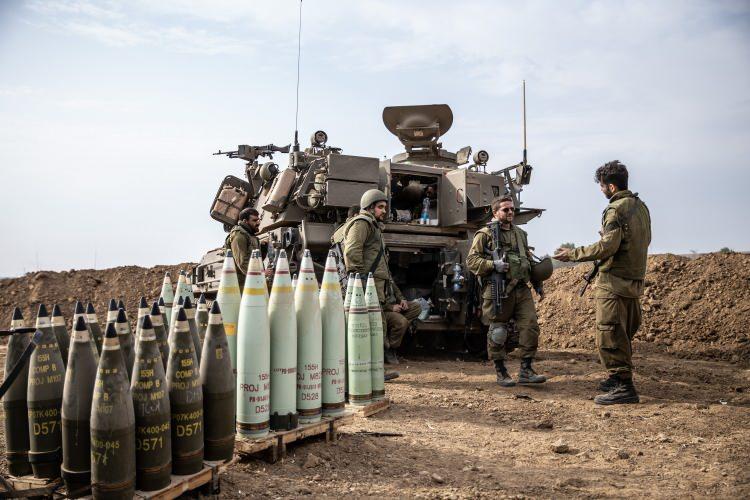 <p>Benny Gantz da yaşananları "acı verici" olarak nitelendirerek, "Hiç şüphem yok ki dün (askerler) göreve başladıklarında bizim (savaşa) devam etmemizi amaçladılar, biz de bunu yapacağız." ifadelerini kullandı.</p>
