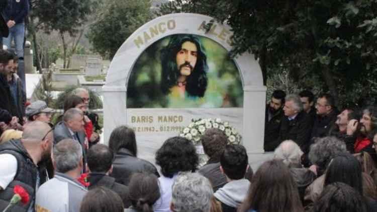 <p>Plaksan Plak Sanayii şirketi, Barış Manço'nun 11 Şubat 1999'da vefat etmesinin hemen ardından "Gül Pembe", "Kol Düğmeleri" ve "Dağlar Dağlar" gibi 36 eserini 3 albümde birleştirip "The Best Of Barış Manço" adıyla piyasaya sürmüştü.</p>

<p> </p>
