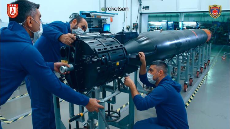<p>AKYA 50 km menzilde 45 knot (yaklaşık 84 km) hızla hedefini vurabiliyor. Patlayıcı savaş başlıklarına sahip AKYA hedefinde 'sualtı şok etkisi' yaratabilme gücüne de sahip. AKYA ayrıca yüksek enerjiye sahip kimyasal pillerle çalışıyor.</p>