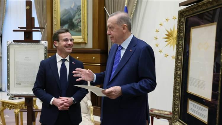 <p>Gazetenin internet sitesinde Cumhurbaşkanı Erdoğan ve İsveç Başbakanı ile TBMM'nin görsellerinin yer aldığı manşette "Türkiye'den İsveç'e onay, geriye Macaristan kaldı" başlığı yer aldı.</p>
<p> </p>