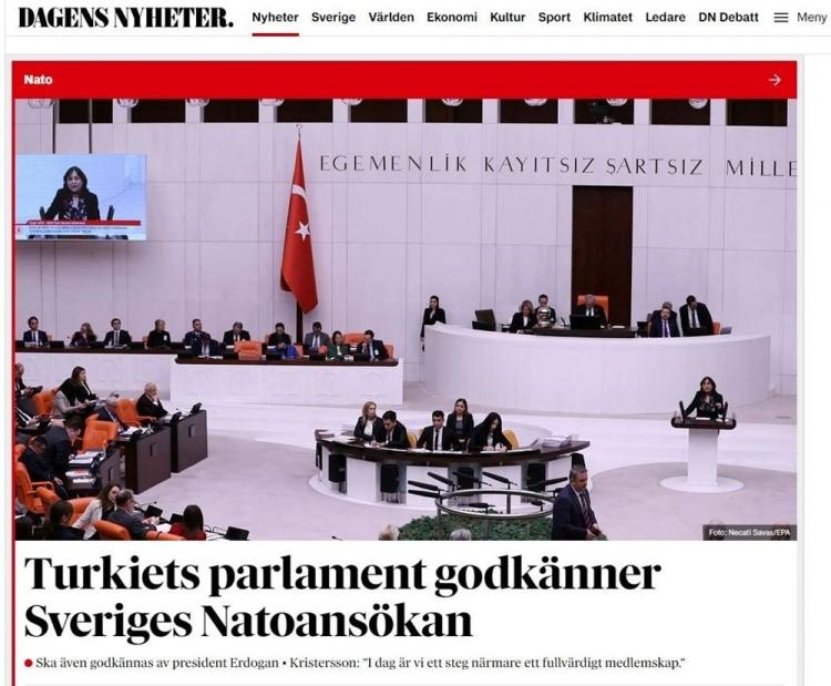 <p><strong>DAGENS NYHETER</strong></p>
<p>İsveç'te yayın yapan Dagens Nyheter, TBMM'nin İsveç'e NATO vizesi vermesini son dakika olarak manşetten duyurdu. </p>
<p>Gazetenin internet sitesinde yer alan haber "Türkiye parlamentosu NATO başvurusunu onayladı" başlığıyla yer aldı.</p>
<p> </p>