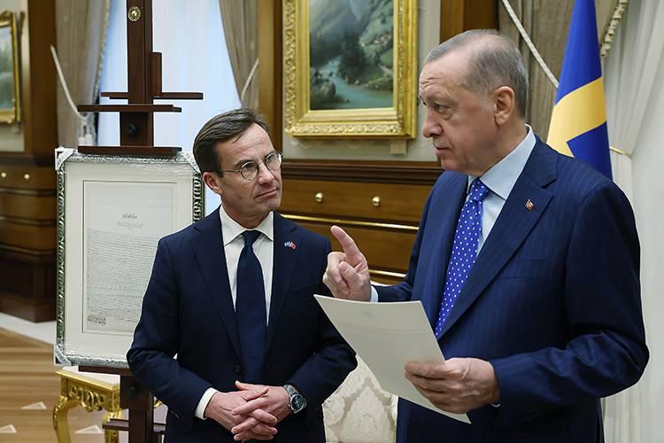 <p>Haberde, "Birkaç saat süren tartışmanın ardından Türk parlamentosu İsveç'in NATO başvurusuna evet oyu verdi. Artık geriye Cumhurbaşkanı Erdoğan'ın yasayı imzalaması kaldı." ifadeleri yer aldı. </p>
<p>Haberde ayrıca Başbakan Ulf Kristersson'un "Tam üyeliğe bir adım daha yaklaştık" açıklamasına da yer verildi.</p>
<p> </p>