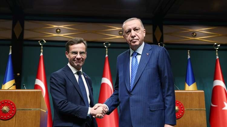 <p>Ülkenin saygın yayın kuruluşu Bild Gazetesi, "Türkiye parlamentosu İsveç'in NATO'ya katılımını onayladı" başlığını kullandı. Haberde "Türkiye İsveç'in NATO'ya girmesine yeşil ışık yaktı. Kararla Meclis, Ankara ile Stockholm arasında 20 aydır süren müzakerelere son verdi." denildi.</p>
<p> </p>