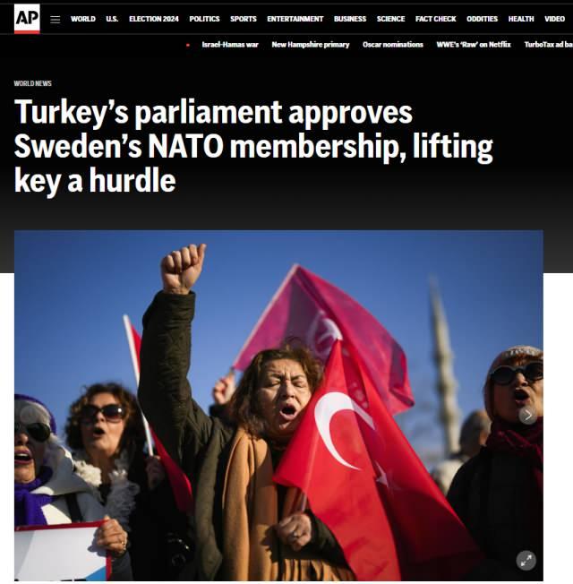 <p><strong>ASSOCİATED PRESS</strong></p>
<p>New York merkezli Associated Press (AP), TBMM'nin kararını "Türkiye parlamentosu İsveç'in NATO üyeliğini onaylayarak önemli bir engeli kaldırdı" olarak haberleştirdi. AP, haberinde sadece İsveç'in NATO üyeliğini onaylamayan tek ülkenin Macaristan olduğunu vurguladı.</p>