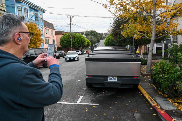<p>Tesla tarafından müşterilere yapılan ve sorunun çözümü için yetkilerle görüşmelerin devam ettiği belirtilen açıklamada, “Model 3'ün Avustralya'daki teslimatlarının 17 Ocak 2024 mesai bitiminden itibaren durdurulacağını üzülerek bildiririz. Bu duraklamayı çözmek için ilgili makamlarla yakın işbirliği içinde çalışıyoruz. Bu değişiklikler teslimatlarda gecikmelere yol açacak. Önümüzdeki hafta teslimatlara yeniden başlamayı umuyoruz.” denildi.</p>
