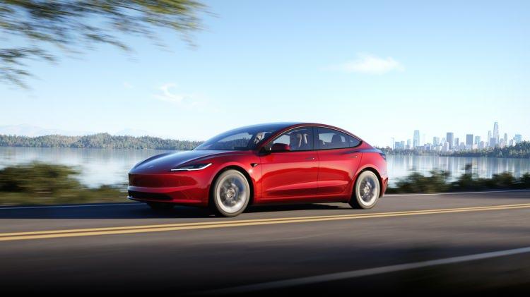 <p>Tesla Model 3, 6 yılın ardından yoğun bir makyaj operasyonundan geçirildi. Daha çok aracın ön bölümünde yaşanan değişimle model daha verimli bir aerodinamik yapıya sahip oldu. 25 mm kadar uzayan modelin boyutlarında fazla değişim olmadı.</p>
