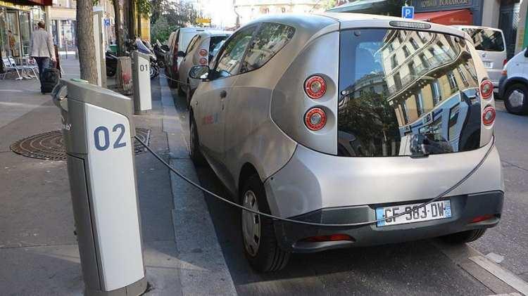 <p>Türkiye İstatistik Kurumu (TÜİK) verilerinden yaptığı derlemeye göre, Türkiye'de geçen yıl kayıtlı elektrikli otomobil sayısında önemli artış gözlendi.</p>
