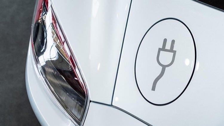 <p>Elektrikli otomobillerin kayıtlara girdiği ilk yıl olan 2011'de 24 elektrikli araç trafiğe kayıtlı iken bu sayı 2018'de 952'ye ulaştı.</p>

<p> </p>
