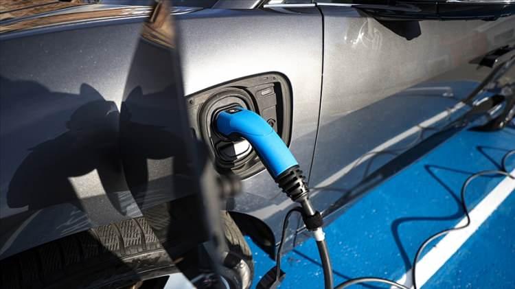 <p>Hibrit türdeki otomobiller de verilere ilk kez 2011'de 23 adetle girdi. Bu sayı 2018'de 4 bin 415'e çıktı. Trafiğe kayıtlı hibrit otomobillerin sayısı 2019 sonu itibarıyla 13 bin 877, 2020'de 33 bin 690, 2021'de 86 bin 682 olarak hesaplandı.</p>