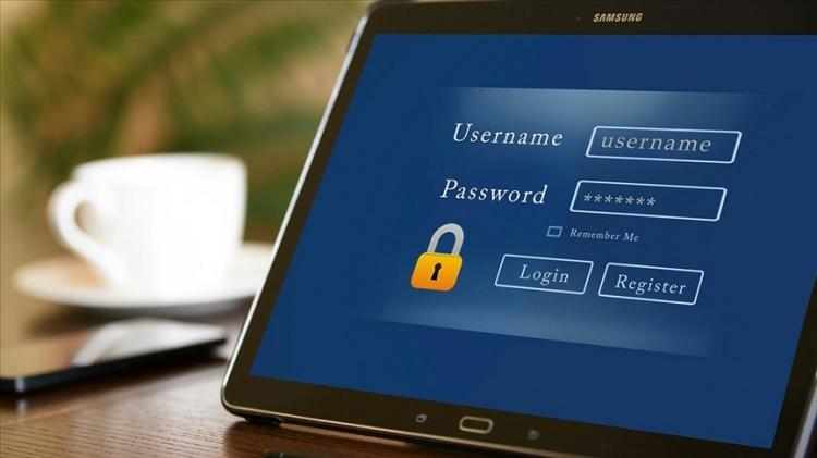 <p>Kullanıcıların şifrelerini düzenli olarak güncellemelerini gerektiren pek çok uygulama ve web sitesi olduğundan, insanlar genelde hatırlanması kolay basit parolalar oluşturuyor.</p>