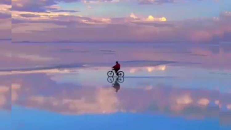 <p>Dünya için oldukça eşsiz ve önemli bir ekosistem olan Salar de Uyuni; bembeyaz parlak kumları, özellikle yağmurlu havalarda gökyüzünü yansıtan uçsuz bucaksız ayna zeminiyle görülmesi gereken nefis bir adres.</p>
<p> </p>