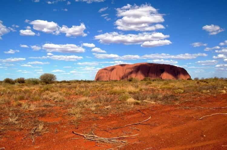 <p>Muhteşem bir görsel şölene sahip olan Uluru’yu sırf bu yüzden her yıl binlerce turist ziyaret ediyor. </p>
<p> </p>
<p>Buraya Sidney ya da Melbourne üzerinden yapılan günlük uçuşlarla ya da trenle ulaşabilirsiniz. </p>