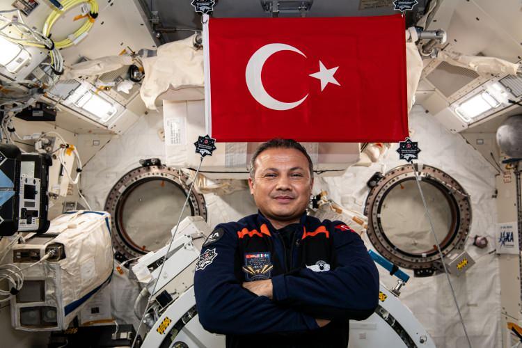 <p>Türkiye Uzay Ajansının (TUA) sosyal medya hesabından yapılan paylaşıma göre, Gezeravcı tarafından Türk Uzay Bilim Misyonu için çalışmalara başlandı.</p>
