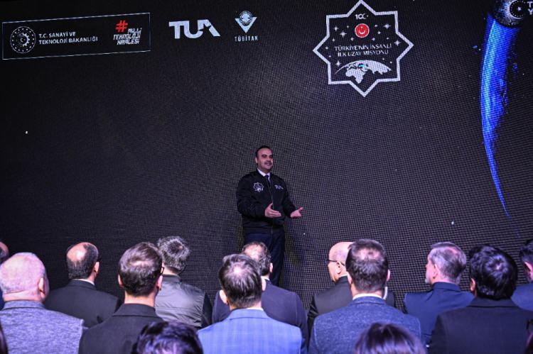 <p><strong>BAKAN KACIR, TÜRKIYE'NİN İLK ASTRONOTU GEZERAVCI İLE GÖRÜŞTÜ</strong></p>
<p> </p>
<p>Sanayi ve Teknoloji Bakanı Mehmet Fatih Kacır, Türkiye'nin ilk astronotu Alper Gezeravcı ile canlı bağlantı gerçekleştirdi.</p>
<p> </p>