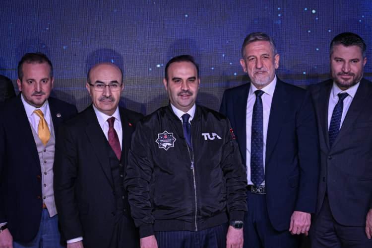 <p>Biz onların hayallerinden asla vazgeçmemeleri kurdukları hayali gerçekleştirme çabası içinde olmalarını arzu ediyoruz. Biz bayrağında ay yıldız taşıyan bir milletiz. Milletin evlatlarının hayalleri hedefleri hep en yüksekte olsun. Görevinizi başarıyla tamamlayıp Dünya'ya ve Türkiyemize sağ salim dönmenizi dört gözle bekliyoruz. Siz Türk gençleri için ve TEKNOFEST kuşağı için ilham kaynağı oldunuz. </p>
<p> </p>