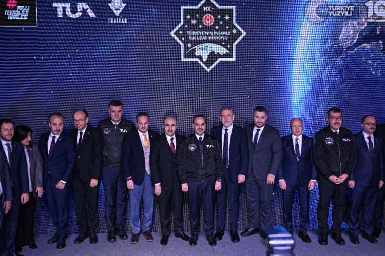 <p>Alper Gezeravcı: İlk defa bu kadar fazla sayıdan ülkeden oluşmuş kişiler bulunuyor. Biz 4 kişilik bir ekibiz. Birbirimizle sürekli iletişim halindeyiz ve koordinasyon içinde hareket ediyoruz. Bizi burada görev yapan astronot arkadaşlarımız karşıladı. Günde 16 kez gün doğumu ve yaşamaya vesile oluyor. Biz suni bir şekilde günlük faaliyetlerimizi 24 saatlik bir gün tanımına göre ayarlamaya çalışıyoruz. </p>