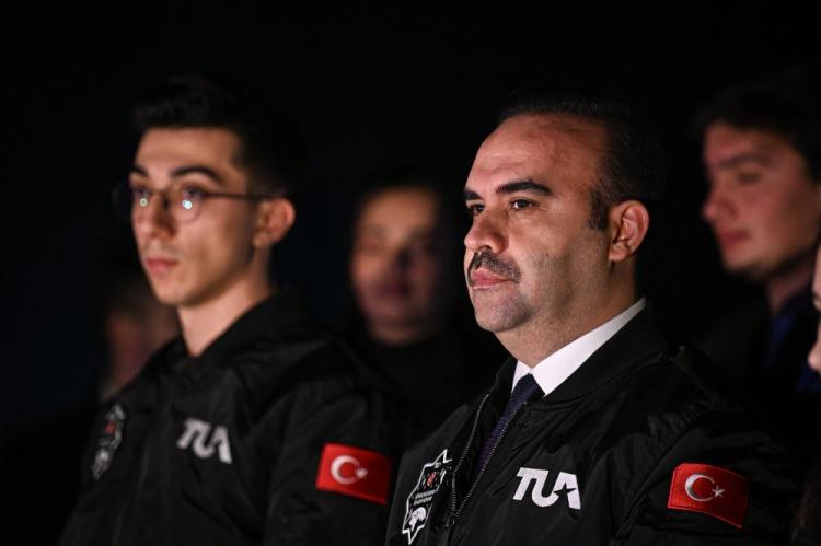<p>Bakan Kacır, Uzay çalışmaları uluslararası iş birliklerinin de öncüsü oluyor. Milli Uzay programımızın hedeflerine ulaşmada uluslararası iş birliğinin önemine her daim vurgu yapıyoruz. Orada bulunan tüm astronotlara Türkiye'den selamlarımızı iletmenizi istiyoruz. </p>