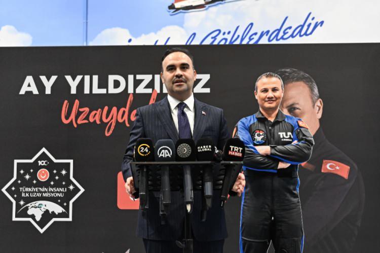 <p>Günde 12 ile 15 farklı görev gerçekleştiriyoruz. Ayrıca sağlık testlerimizi tekrardan kan verme işlemini gerçekleştirdik. Aşırı dikkat isteyen görevler var. Türk bilim insanları adına gerçekleştirmem gereken daha çok bilimsel araştırma var. Günün sonundaki dinlenme zamanıma kadar faaliyetler aralıksız devam ediyor. Gün sonunda uyumak için kendime ait uyku tulumumu sabitliyorum. </p>
